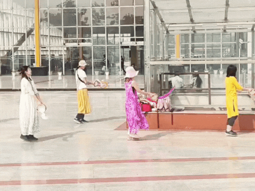 ताजमहल मेट्रो स्टेशन के बाहर जापानी पर्यटकों का डांस; VIDEO:ढपली बजाकर किया डांस, बनाया वीडियो, कहा- कल्चर दिखाने का था मन