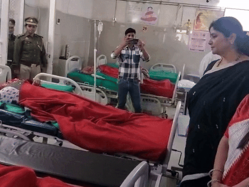 महिला अस्पताल में बबीता चौहान को मिली स्टाफ की लापरवाही:मेरठ में महिलाओं को वितरण की पोषण किट, पूछा कोई पैसे तो नहीं लेता