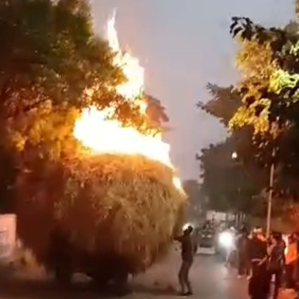 भूसे से भरे ट्रेक्टर ट्रॉली में लगी आग:दमकल ने कुछ देर में आग पर काबू पाया