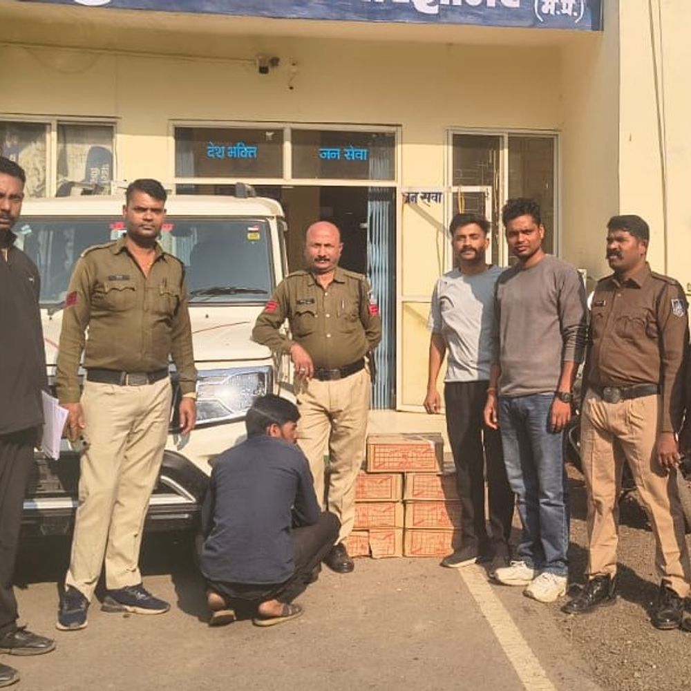 सागर पुलिस ने पकड़ी शराब से भरी बोलेरो, आरोपी गिरफ्तार:मढ़ी जमुनिया से गौरझामर की ओर जा रहा था युवक, 7 पेटी जब्त