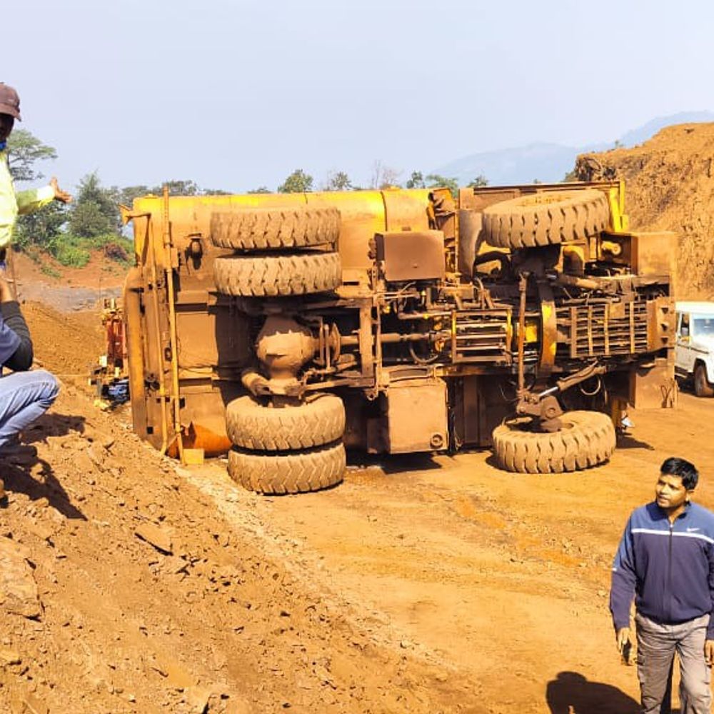 गुवा सेल खदान में 50 टन का टैंकर पलटा:  ऑपरेटर गंभीर रूप से घायल, प्रबंधन पर लापरवाही का आरोप – Chaibasa (West Singhbhum) News