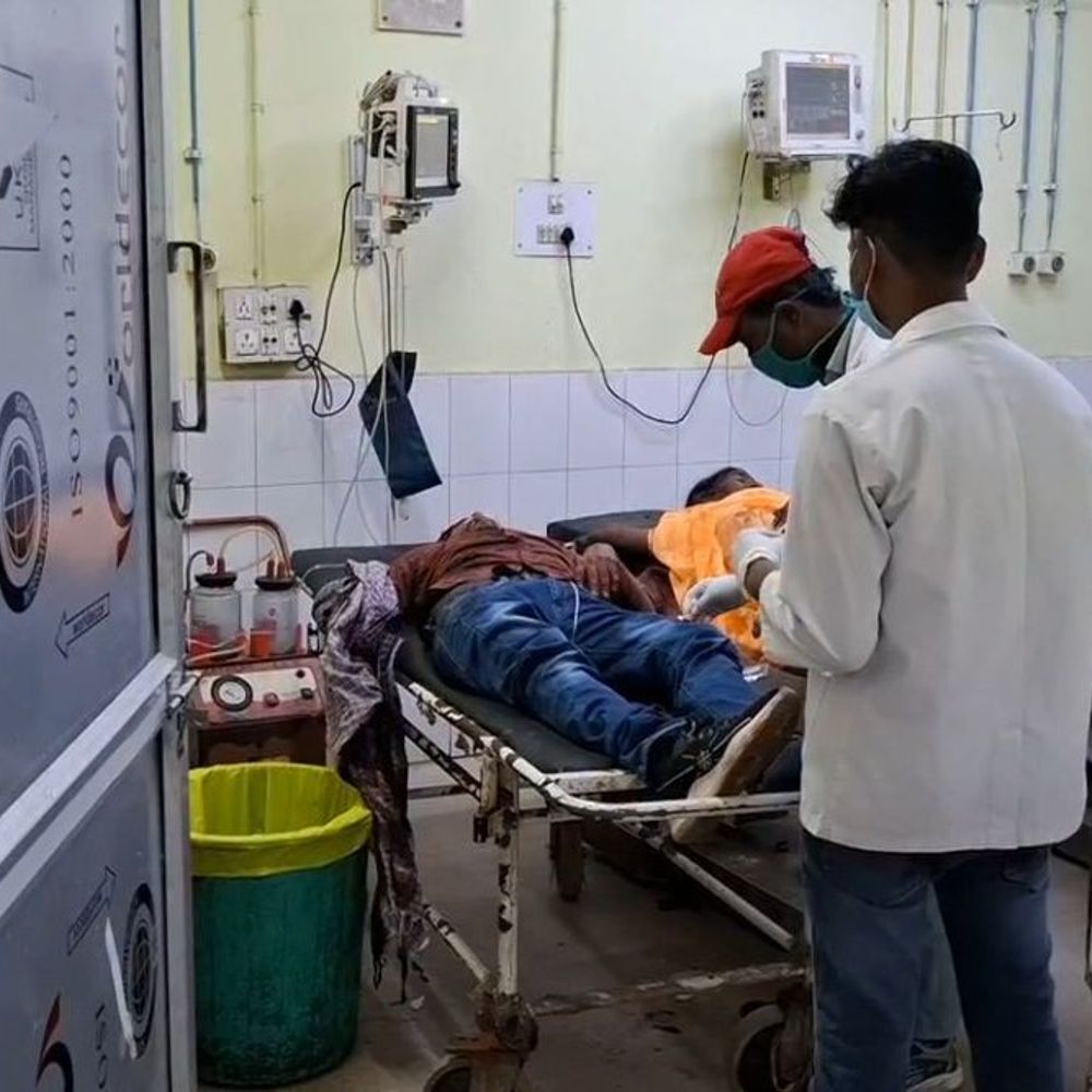 प्रधान खांटा स्टेशन पर चलती ट्रेन से गिरा युवक:  हावड़ा-धनबाद एक्सप्रेस से उतरते समय हुआ हादसा, दाहिना हाथ ट्रेन की चपेट में आया – Dhanbad News