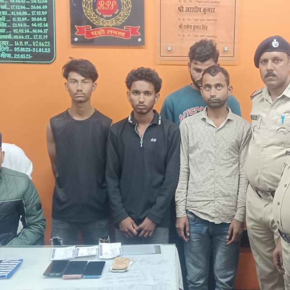 मधुबनी स्टेशन पर चार दलाल गिरफ्तार:यात्रियों से ऑर्डर लेकर टिकट बुक करते थे, नगद-मोबाइल जब्त; कोर्ट ने भेजा जेल