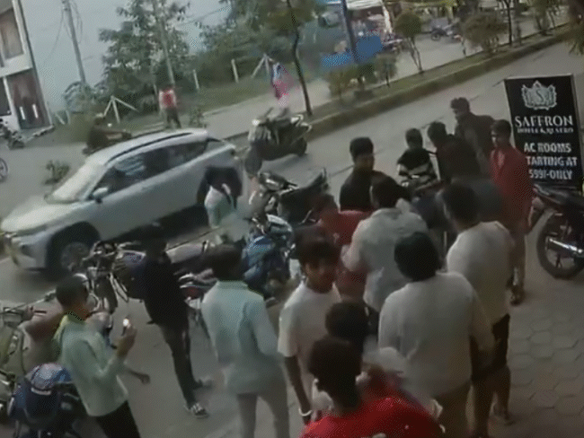 इंदौर के होटल में युवती को लेकर पहुंचा युवक, हंगामा:  वीडियो बनाने की बात पर कर्मचारी और संचालिका से मारपीट; ₹50 हजार मांगे – Indore News