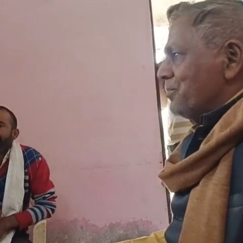 मुरैना में महिला पटवारी निलंबित:अपनी जगह फील्ड में रियायर्ड पटवारी से करवा रही थी काम, वीडियो सामने आने पर एक्शन