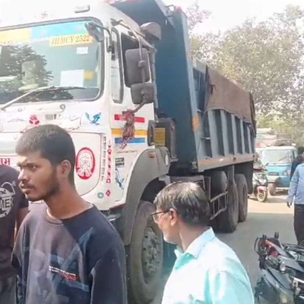 हाइवा की चपेट में आने से युवक की मौत:  हादसे में एक घायल, पुलिस ने हाइवा किया जब्त; बाइक से लौट रहा था घर – Dhanbad News