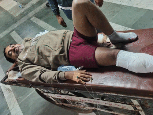 रोहतक में बाप-बेटे के हत्यारों का एनकाउंटर:मुख्य आरोपी को पैर में गोली लगी, दो साथी भी पकड़े; 6 दिन पहले नाम पूछकर मारी थीं गोलियां