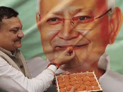 ‌BJP से JDU ऑफिस तक जश्न,मिठाई बंट रही-पटाखे फूट रहे:पटना में पोस्टर- बिहार का मतलब नीतीश कुमार; मांझी बोले- वो ही हमारे CM