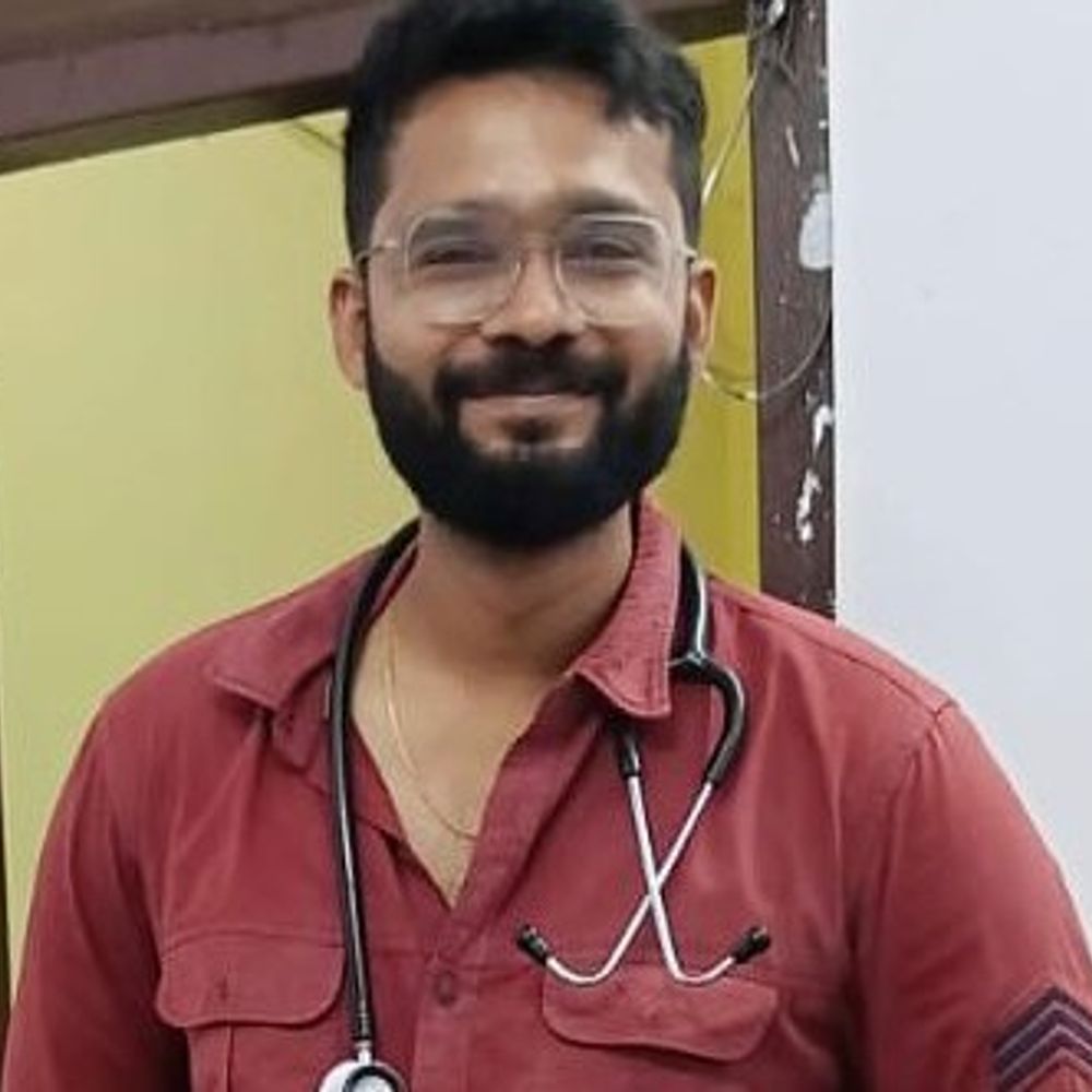 डॉक्टर की सड़क हादसे में मौत, परिवार ने किया नेत्रदान:बाइक सवार को बचाते हुए नदी में गिरी थी कार