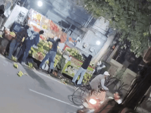 जालंधर में फ्रूट-वाले पर हमले का विडियों आया सामने:  शिकायत पर पुलिस ने कार्रवाई नहीं की, कैबिनेट-मंत्री के बेटे के फोन पर पहुंची पुलिस – Jalandhar News