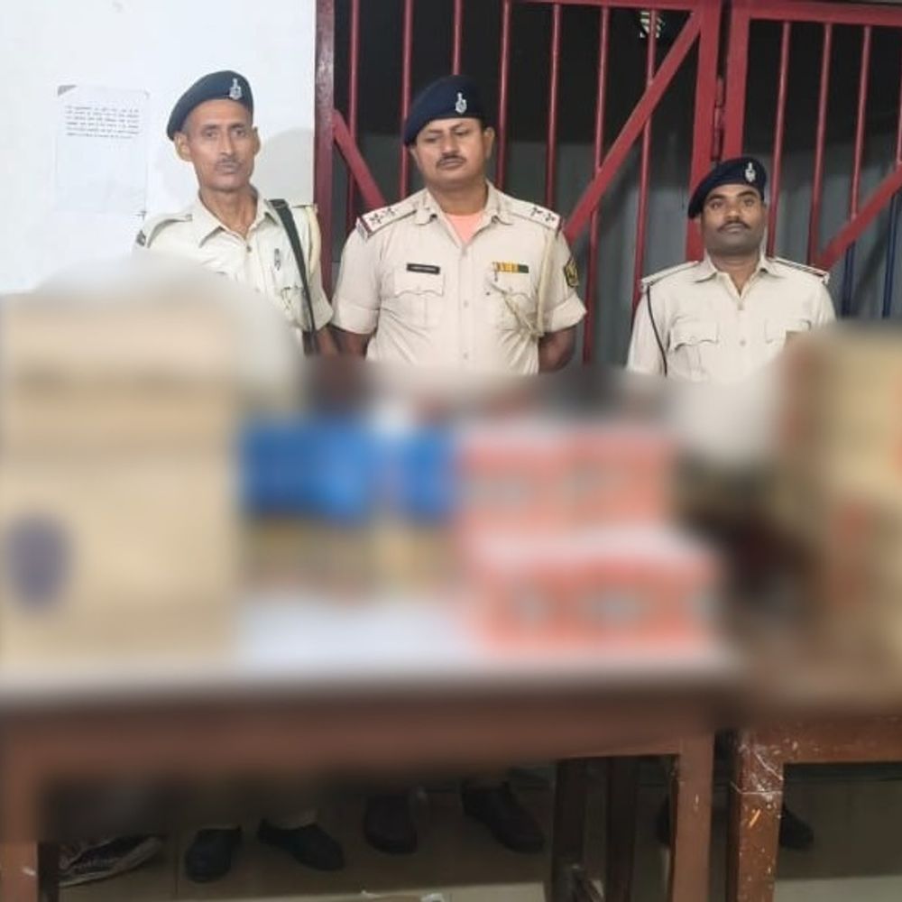 कोचाधामन में 4 लाख की विदेशी शराब जब्त:पश्चिम बंगाल से किशनगंज कार से लाई जा रही थी खेप, एक तस्कर गिरफ्तार