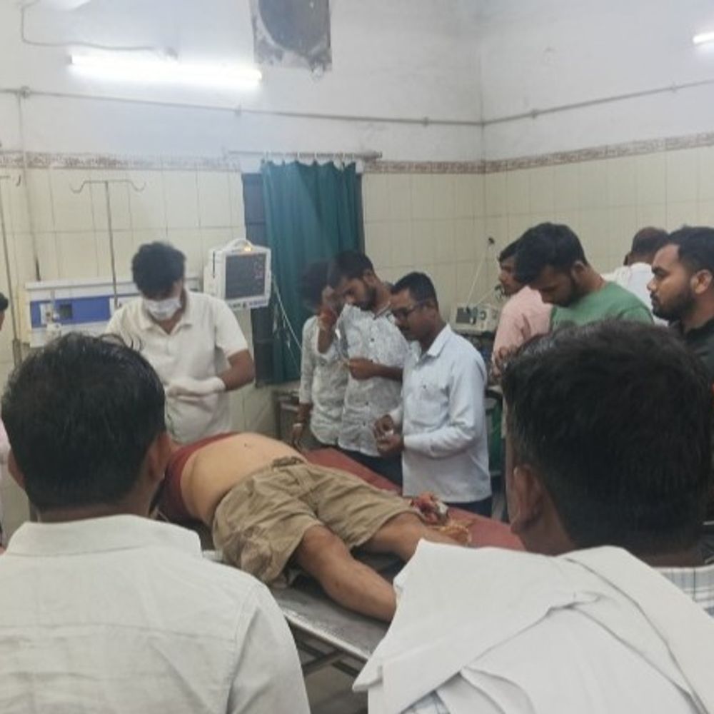 समस्तीपुर में दो बाइक की टक्कर में जदयू नेता घायल:हादसे के बाद दूसरा बाइक सवार फरार, घायल को पटना पीएमसीएच किया रेफर