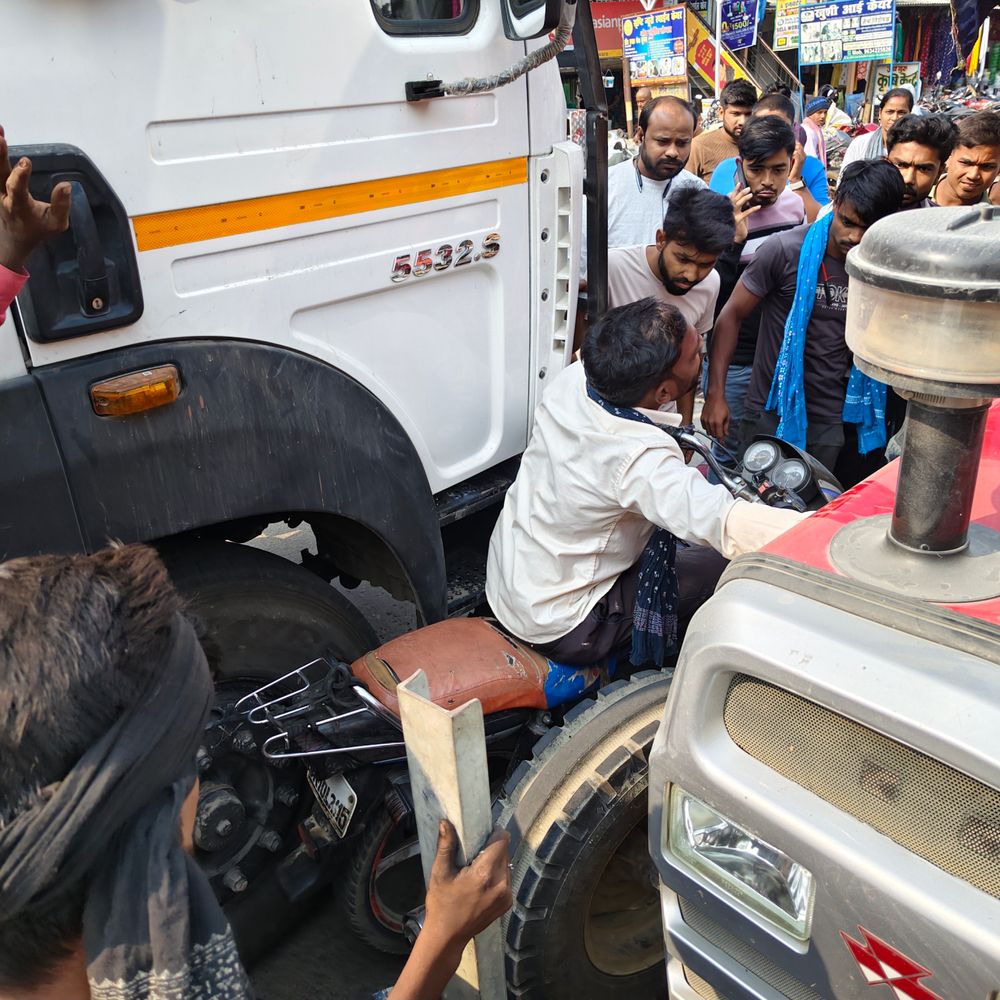 सन्हौला बाजार में बाइक सवार बाल-बाल बचा:  ट्रैक्टर और ट्रक के बीच फंसी मोटर साइकिल, मौके पर लोगों ने बचाई जान – Bhagalpur News