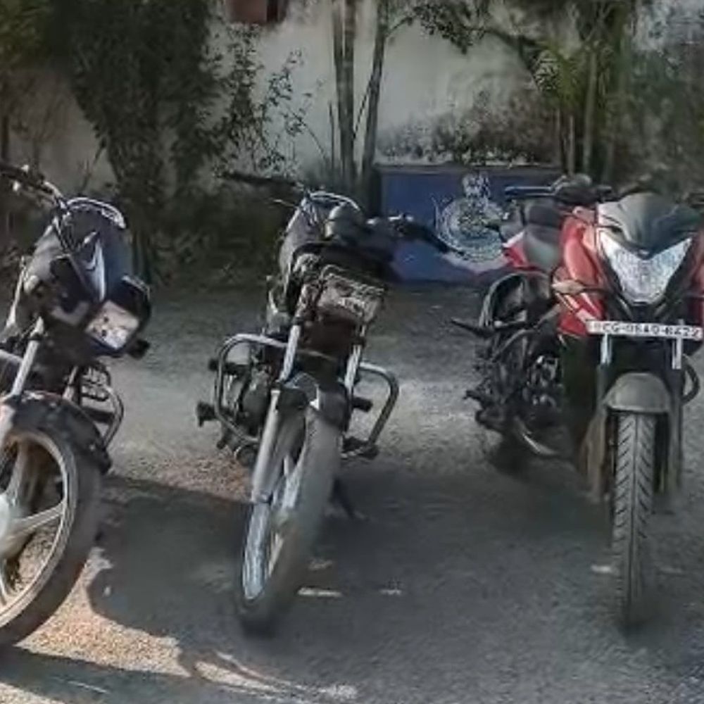 नाबालिग चोर गिरफ्तार, 3 बाइक और 40 हजार बरामद:  धमतरी में कोर्ट परिसर, कृषि मंडी से बाइक चोरी; 40 हजार नकदी भी चुराई – Dhamtari News