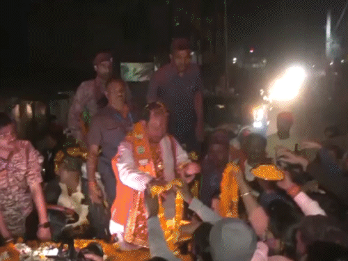 जीत के बाद JDU का पोस्टर, लालू को बताया धृतराष्ट्र:दुर्योधन के रुप में तेजस्वी; जिस लखीसराय में गोबर फेंका वहां विजय सिन्हा का रोड शो