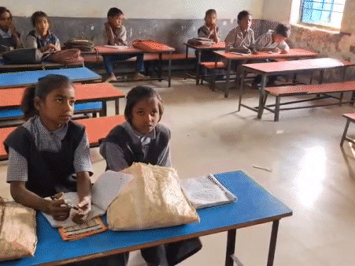 शिक्षक ने EARE' को कान, 'NOGE' को पढ़ाया नाक...VIDEO:बलरामपुर में प्राइमरी टीचर पढ़ा रहे अंग्रेजी की गलत स्पेलिंग; DEO ने थमाया नोटिस, मांगा जवाब