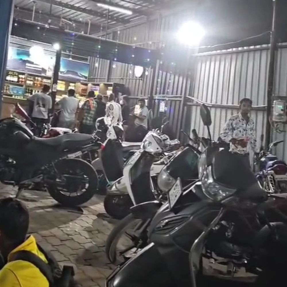 शराब दुकानों के सामने चल रहे अवैध अहाते:छिंदवाड़ा में रोक के बावजूद आबारी विभाग की कार्रवाई नहीं, आमजन परेशान