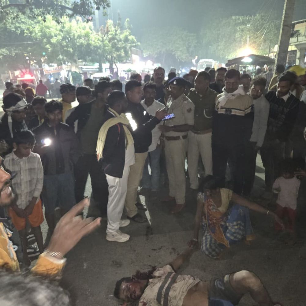 भोजपुर में सड़क हादसे में मजदूर की मौत:पत्नी के साथ मजदूरी करके घर लौट रहा था, रोड क्रॉस करते समय तेज रफ्तार ट्रक ने रौंदा