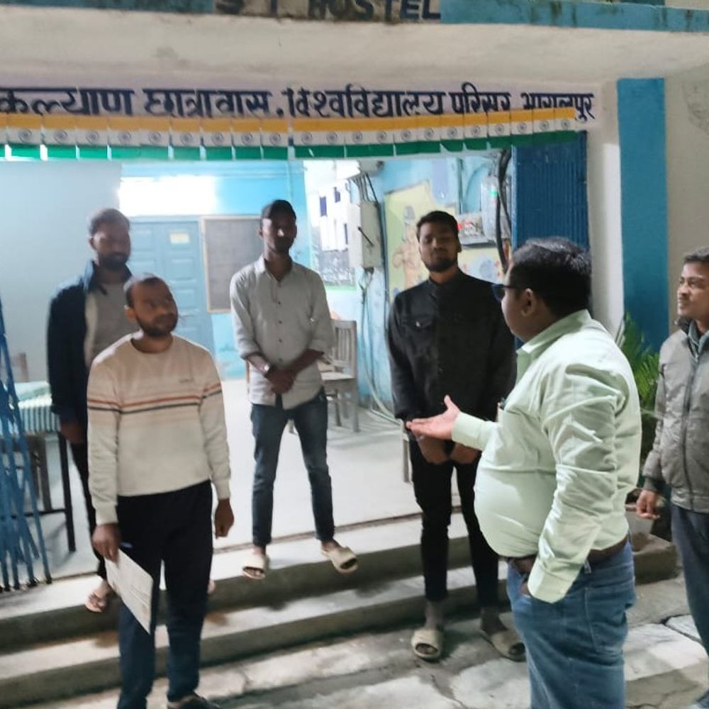 भागलपुर में वेलफेयर एसटी हॉस्टल का औचक निरीक्षण:गंदगी फैलाने पर छात्र का फटकार; सुपरिटेंडेंट ने अटेंडेंस रजिस्टर खंगाला, मेस की गुणवत्ता की जांच