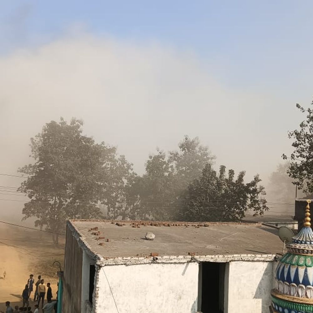 खदान में ब्लास्टिंग से छा रहा धूल का गुबार