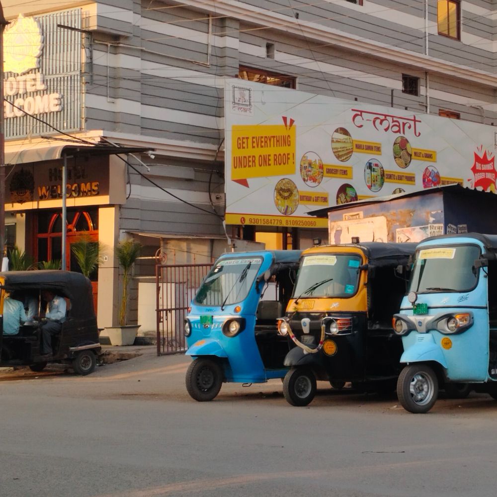 नाली बनाने गुमटियां हटाईं, तो बना लिया अघोषित ऑटो स्टैंड