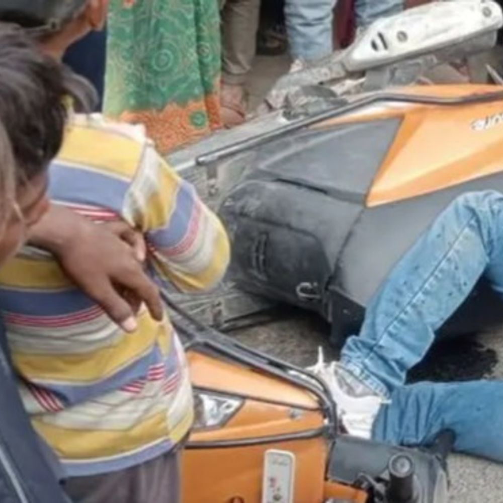 गयाजी के गांधी मोड़ पर सड़क हादसे में एक मौत:स्कूटी सवार की मौके पर ही गई जान, मृतक की पहचान में जुटी पुलिस