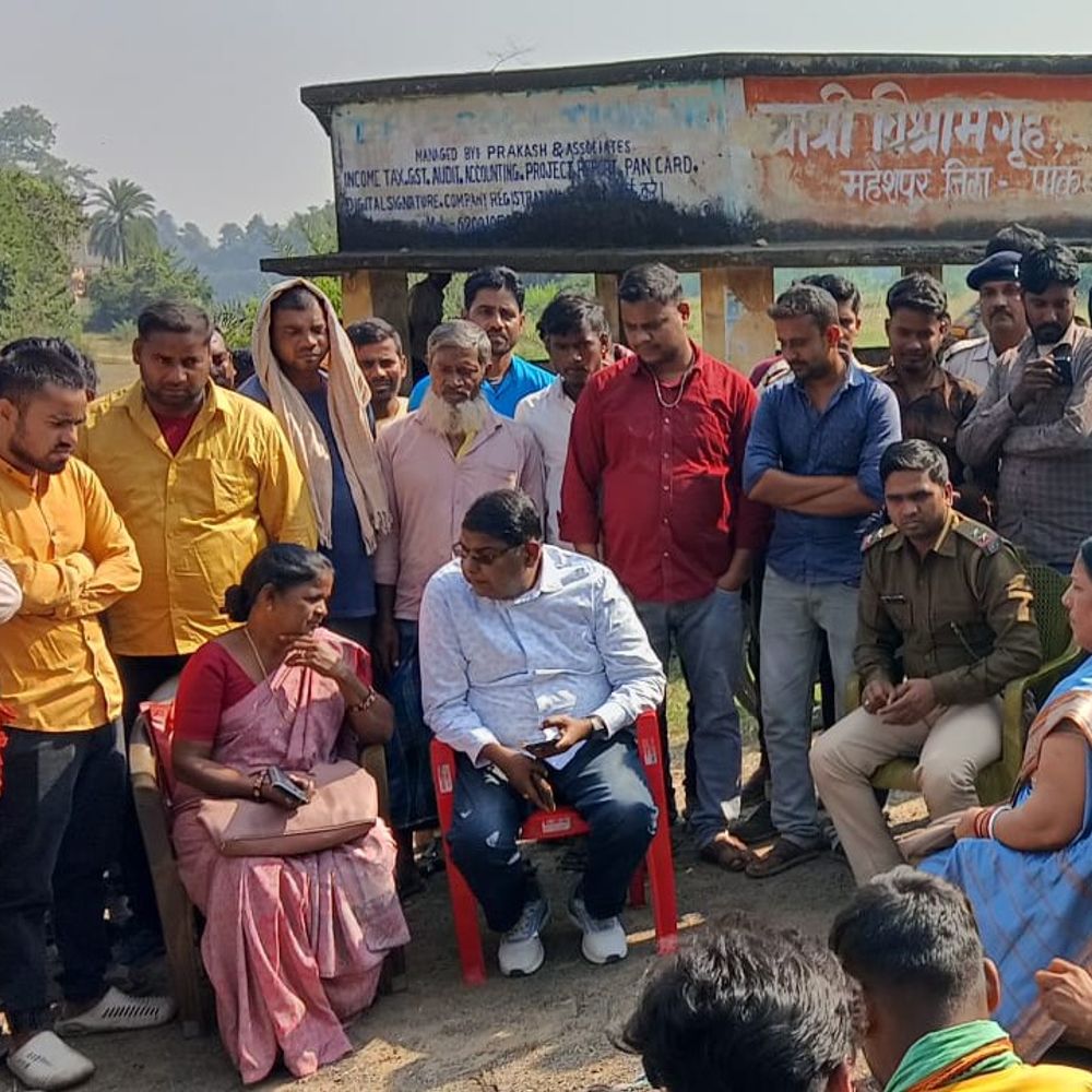 ट्रैक्टर यूनियन ने सड़क किया जाम:  बालू उठाव की मांग पर प्रदर्शन, 4 घंटे बाद प्रशासन के आश्वासन पर जाम समाप्त – Pakur News