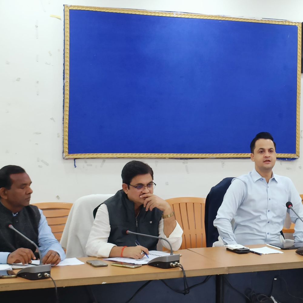 मधुबनी में जिलाधिकारी आनंद शर्मा की समीक्षा बैठक:लंबित मामलों के त्वरित निपटान के लिए निर्देश दिए