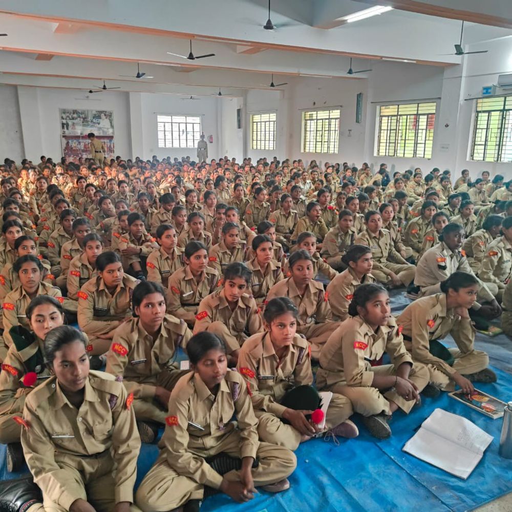भागलपुर साइबर पुलिस ने एनसीसी कैडेट्स को किया जागरूक:बढ़ते साइबर अपराधों से बचने के बताए उपाय, शामिल हुईं स्कूल-कॉलेज की 500 से अधिक छात्राएं