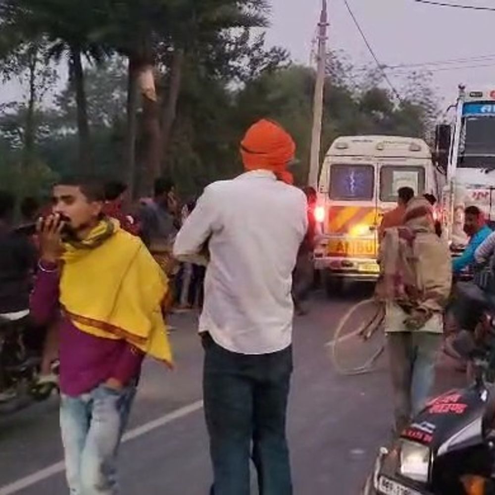 समस्तीपुर में 2 बाइक की टक्कर, 3 की मौत:मोटरसाइकिल से गिरने के बाद ट्रक ने कुचला; कपड़े के सहारे उठाई गई लाश