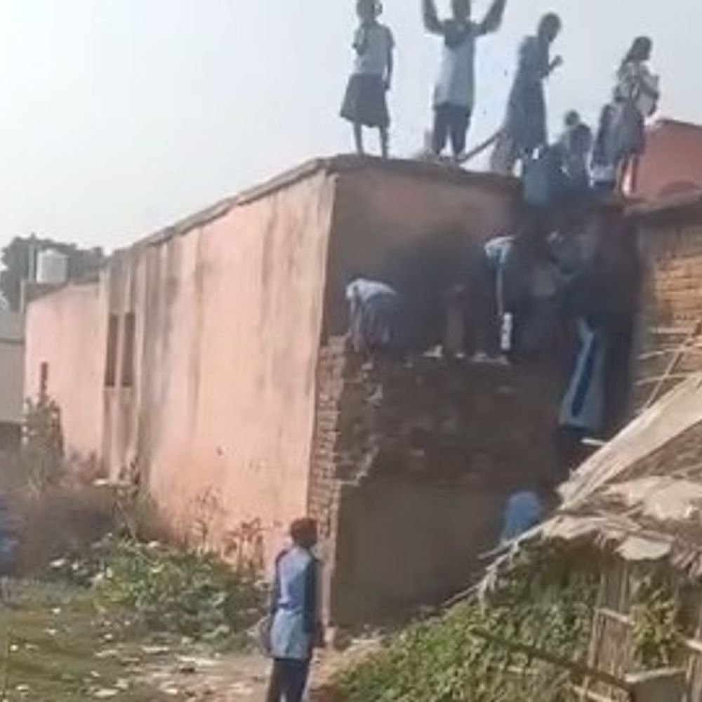 कहलगांव के मध्य विद्यालय गोघट्टा का वीडियो वायरल:बच्चे स्कूल की छत पर दौड़ते दिखे, सुरक्षा पर सवाल