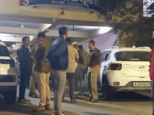 कोटा में फायरिंग में बाल बाल बचा युवक:  बाइक सवार बदमाशों ने तीन राउंड फायर किए, कार लगी गोली उछलकर जैकेट में अटकी – Kota News