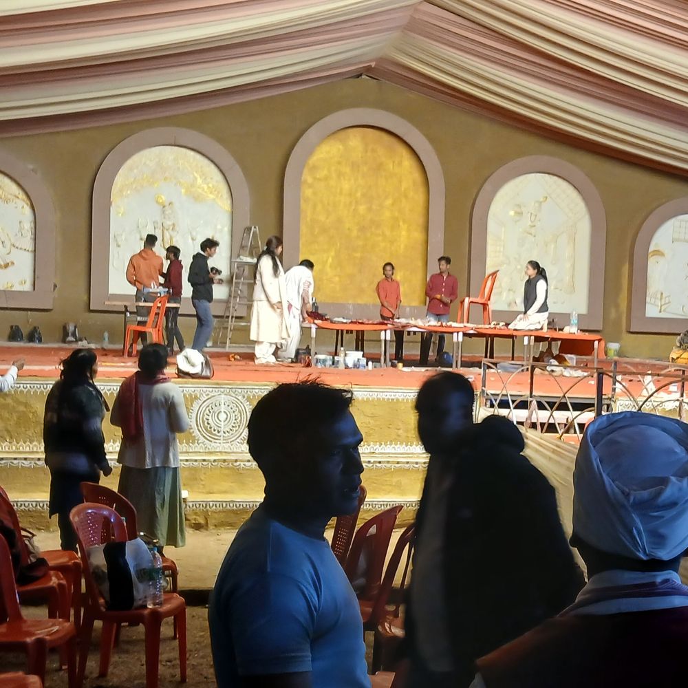 सागर में आज से पंडित इंद्रेश उपाध्याय की कथा:बालाजी मंदिर परिसर में 25 नवंबर तक चलेगी, गोबर से बनाई गईं कलाकृतियां