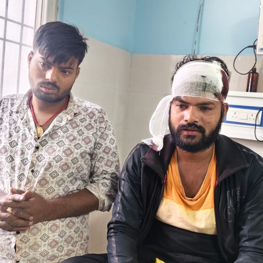 भोजपुर में ग्राहक बुलाने पर दुकानदारों में मारपीट:लाठी-डंडे से पिटाई, सगे भाई समेत चार जख्मी