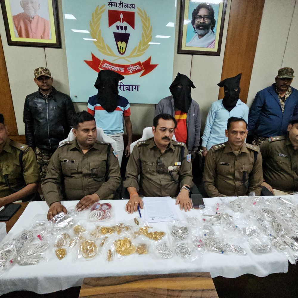 बरही ज्वेलरी लूट कांड 24 घंटे में सुलझी, तीन गिरफ्तार:  डेढ़ करोड़ के जेवरात, हथियार बरामद; मुख्य आरोपी का लंबा आपराधिक इतिहास – Hazaribagh News