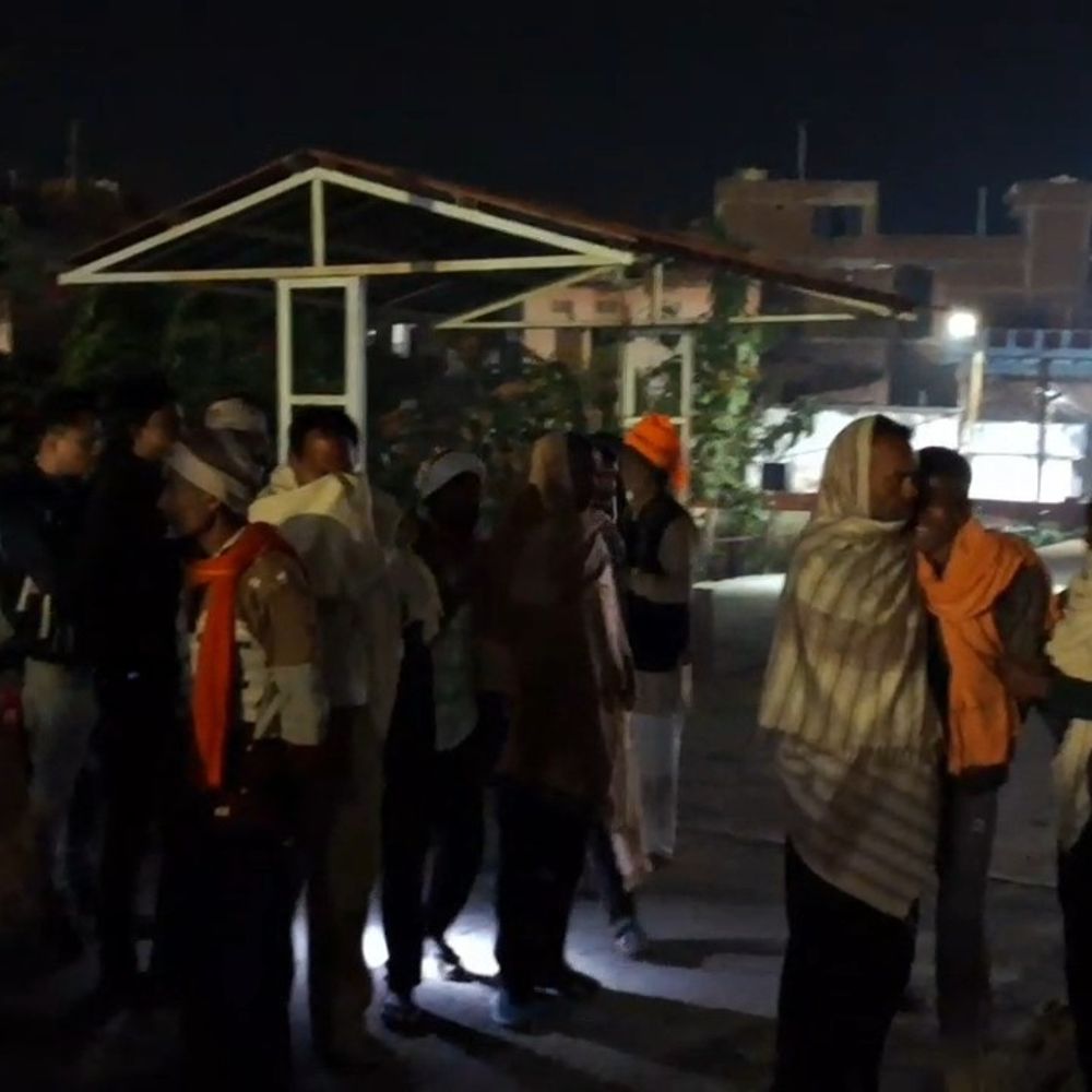 कैमूर में ट्रेन से गिरकर व्यक्ति की मौत:भभुआ रोड स्टेशन के पास दुर्घटना, शव पोस्टमार्टम के लिए भेजा गया