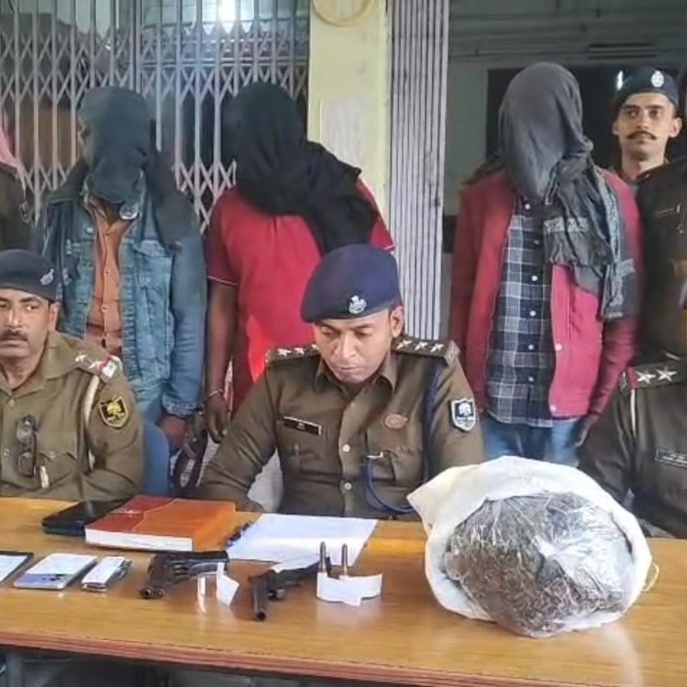 सीवान में रंगदारी मांगने के आरोप में तीन गिरफ्तार:पुलिस ने पिस्टल, कट्टा, कारतूस और गांजा किया बरामद