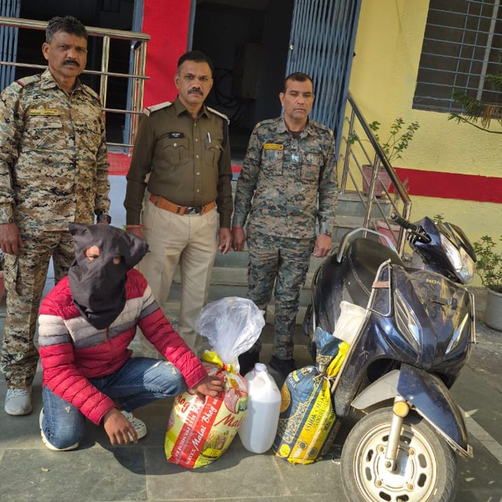 बालाघाट में स्कूटी से अवैध शराब का परिवहन:भरवेली पुलिस ने 54 लीटर कच्ची शराब जब्त की, एक युवक गिरफ्तार