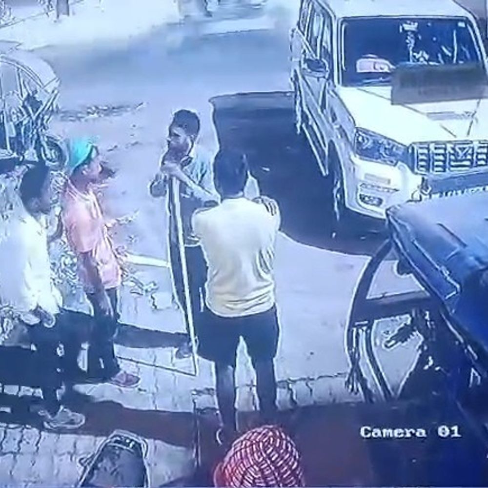 जमुई में बोलेरो चोरी, अज्ञात चोर गाड़ी ले गए:बोधवन तालाब के पास सड़क किनारे खड़ी थी, CCTV में नहीं मिला सुराग