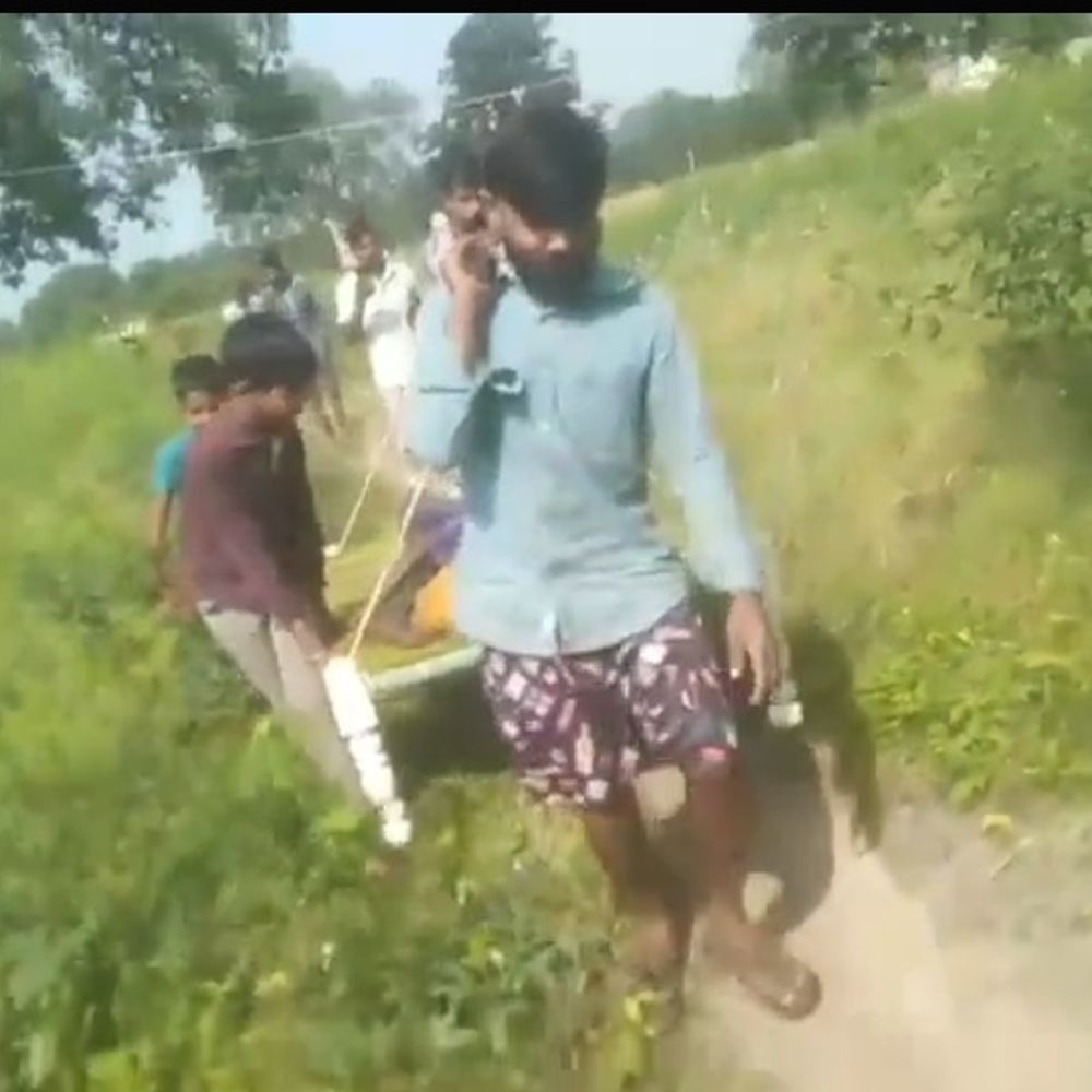 80 वर्षीय वृद्धा को खाट पर अस्पताल ले गए परिजन:सिंगरौली में देर से पहुंची एम्बुलेंस; लोग बोले- क्षेत्र में सड़क-स्वास्थ्य सेवाएं बड़ी समस्या