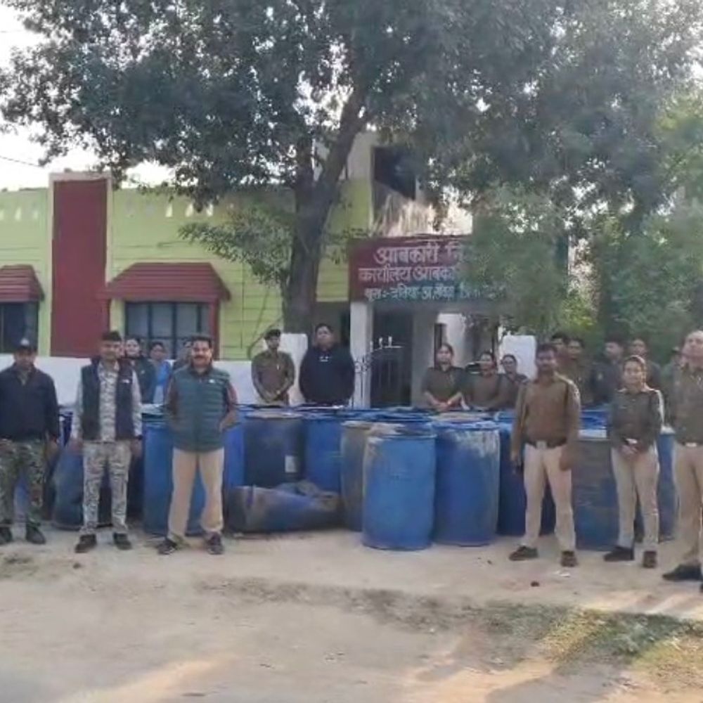 दतिया में कंजर डेरों पर आबकारी का बड़ा छापा:15.37 लाख का गुड़ लहान और कच्ची शराब नष्ट की; जमीन में गाड़कर रखे थे ड्रम