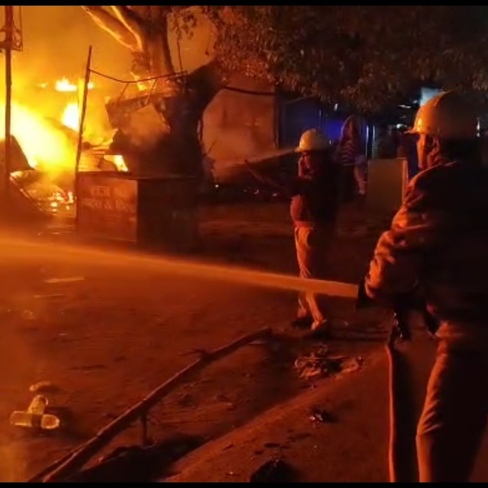 बोकारो सिटी सेंटर-4 बाजार में लगी आग:  दर्जनभर दुकानें जलकर राख, दमकल की चार गाड़ियों ने पाया आग पर काबू – Bokaro News