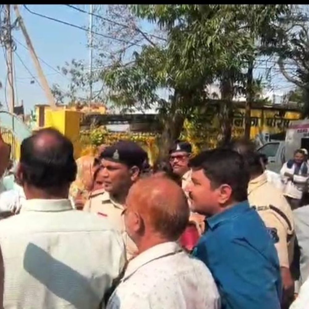 अहिवारा में सीएमओ और पालिका अध्यक्ष के बीच विवाद VIDEO:अध्यक्ष बोले- बिना परिषद में प्रस्ताव लाए टैक्स के पैसे से करोड़ों के बिजली बिल का किया भुगतान, सीएमओ ने कहा- मुझे पूरा अधिकार