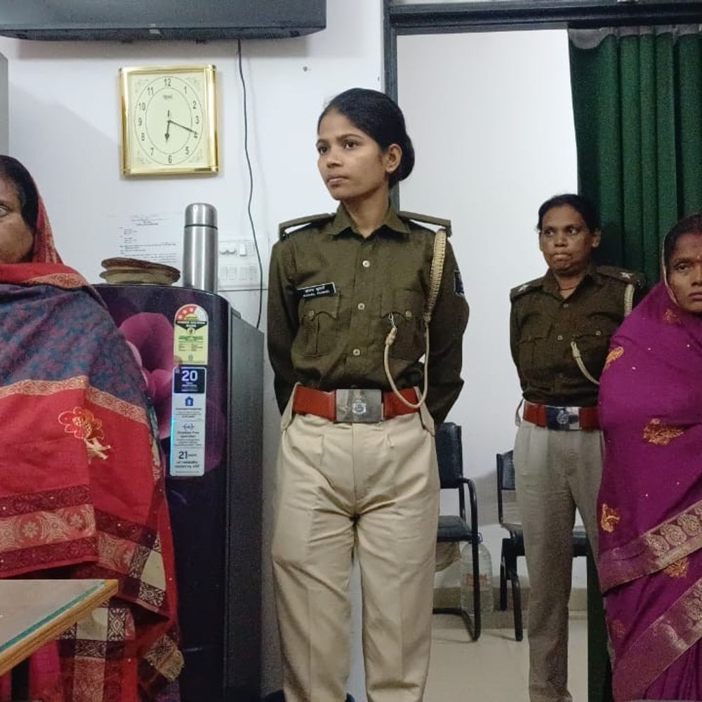 मुजफ्फरपुर में जनरल बोगी से महिला शराब तस्कर अरेस्ट:शरीर पर बेल्ट में छिपाई थी खेप, यूपी में मौर्य एक्सप्रेस से कर रही थी तस्करी