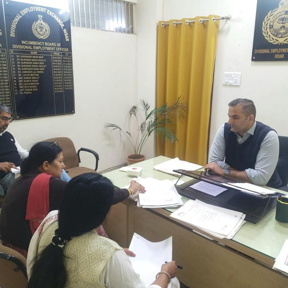 हिसार रोजगार कार्यालय पर CM फ्लाइंग की रेड:  सक्षम योजना में मिली अनियमितताएं, गलत खातों में भेजी रकम, एक आईडी पर दो-दो लाभार्थी – Hisar News