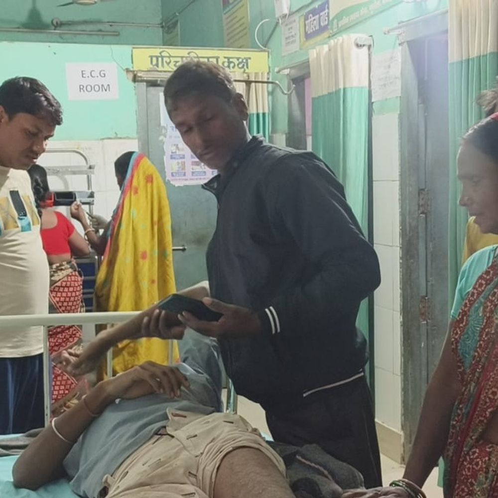 ई-रिक्शा की टक्कर से बाइक सवार युवक घायल:कटिहार के कुरसेला स्टेट हाईवे पर एक्सीडेंट, हायर सेंटर रेफर किया