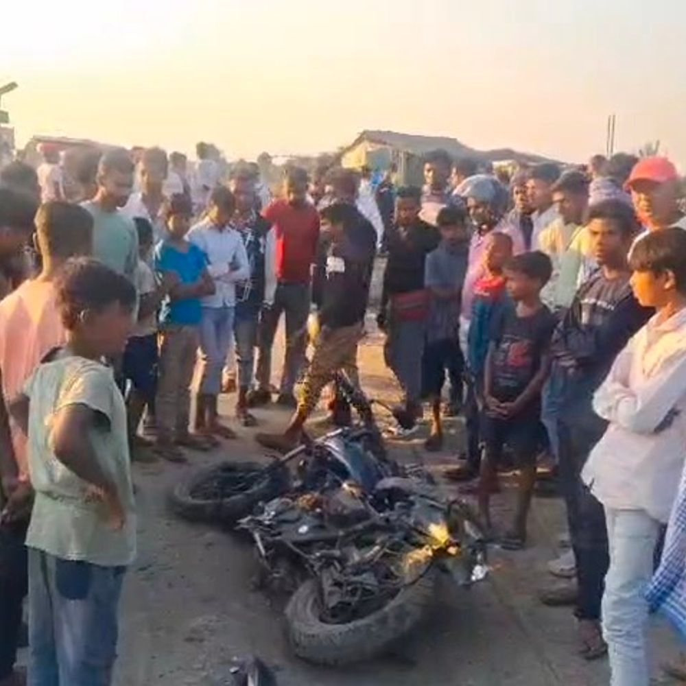 गोड्डा में भीषण सड़क हादसा, एक की मौत:  महागामा रेलवे फाटक के पास बाइक-हाइवा की टक्कर से हुआ हादसा, दूसरा घायल – Godda News