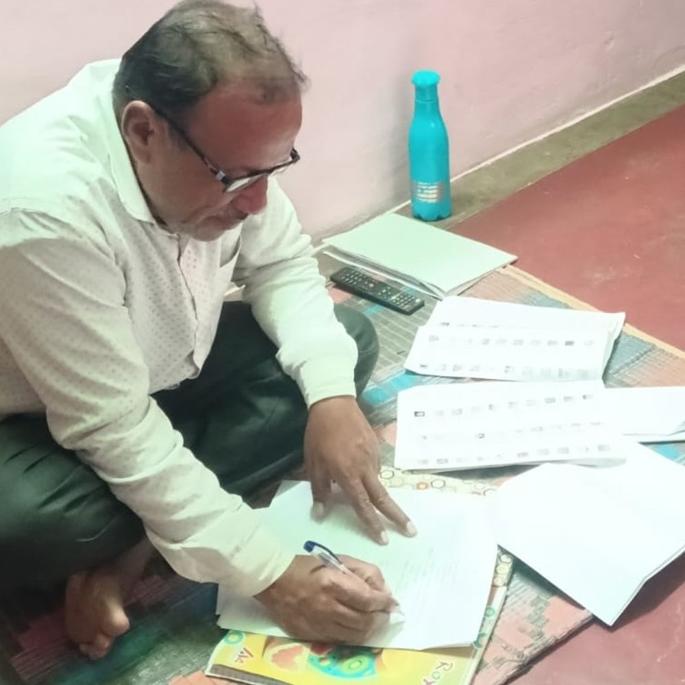 लापरवाही पर दो बीएलओ, एक पटवारी निलंबित:एईआरओ और आठ बीएलओ, सुपरवाइजरों को कारण बताओ नोटिस, जिला निर्वाचन अधिकारी ने की कार्रवाई