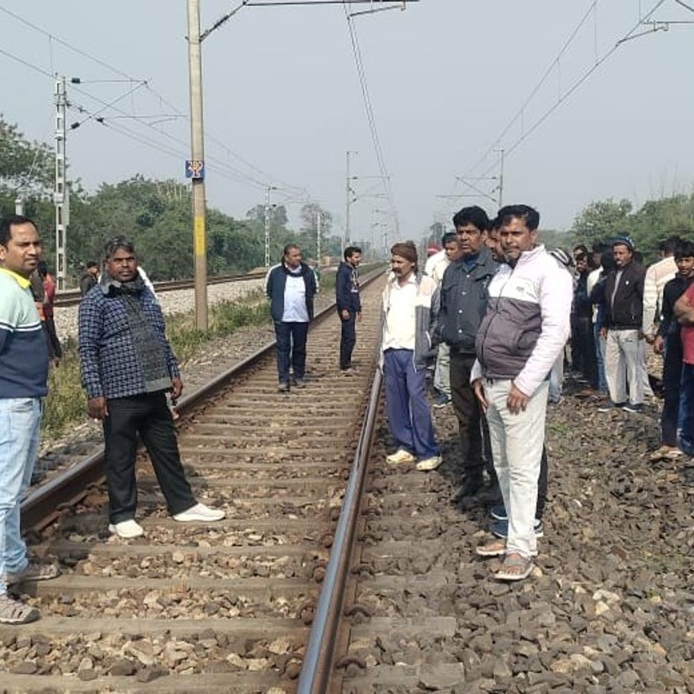 पलामू में रेलवे ट्रैक से मिला युवक का शव:  परिवार ने प्रेम प्रसंग में हत्या की जताई आशंका, मंगलवार से था लापता – Palamu News