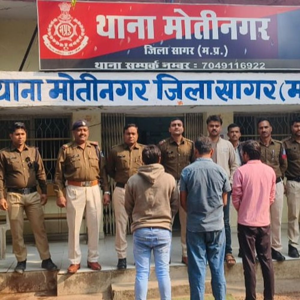 सागर में अवैध शराब के साथ 3 गिरफ्तार:ओमनी वैन में ले जा रहे थे ब्रांडेड शराब, बालाजी मंदिर के पास पुलिस ने घेराबंदी कर पकड़ा